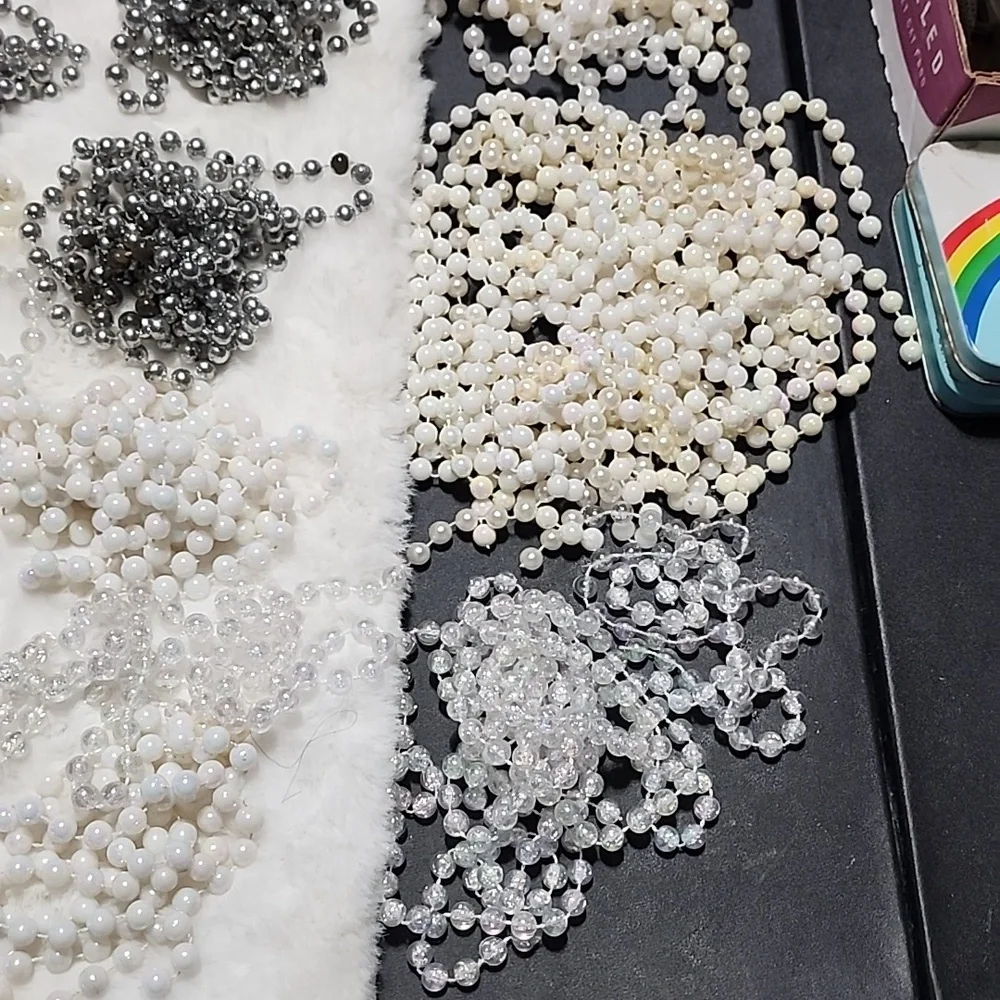 LARGE ASSORTMENT OF SPARKLY ✨️ BEADS BUNDLE.